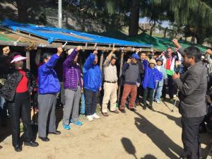 新基地建設中止を目指して抗議行動を続けていくことを誓う参加者=26日、名護市辺野古の米軍キャンプ・シュワブゲート前