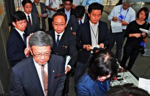会見を終え県庁を後にする翁長雄志知事(左)=日午後、那覇市泉崎