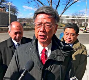 国務、国防総省の担当者と面談後、記者団の取材に応じる翁長雄志知事=14日、米ワシントン