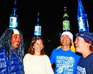 練習する「Team瓶々物語」メンバー。安定性を高めるため、瓶の水の量や、頭にタオルを巻いたり水泳帽をかぶったり工夫している=20日、南城市