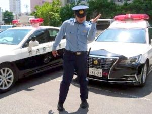 交通安全PRのCMでダンスを踊る山根盛人巡査長(那覇署提供)