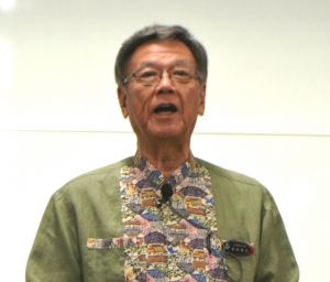 「沖縄振興予算」に対する正しい認識を持つよう県管理職へ呼び掛ける翁長雄志知事=20日、那覇市西・県男女協同参画センターてぃるる
