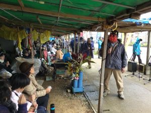 豆まきで基地撤去を訴える市民ら=3日午前、名護市辺野古の米軍キャンプ・シュワブゲート前