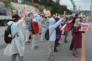 「美ら海を壊すな」とシュプレヒコールを上げる新基地建設に反対する市民ら=16日午前10時ごろ、名護市辺野古の米軍キャンプ・シュワブゲート前
