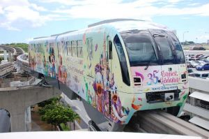 東京ディズニーリゾート開園35周年をPRするモノレール車両=1日、那覇空港駅