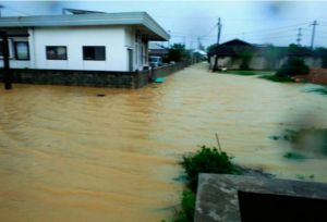 大雨で冠水した道路。伊是名村によると、約50~60センチの高さまで水につかった=伊是名村伊是名(村提供)