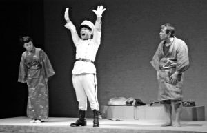 人類館事件から100年の節目を機に2003年に大阪で上演された戯曲「人類館」の舞台