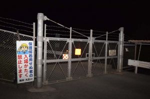 キャンプ・ハンセン内の安富祖ダム工事現場のゲート前。工事車両や水タンクを米軍の流れ弾が傷付けたとされる=14日午後8時52分、恩納村安富祖