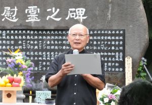 「自衛隊配備はやめるべき」と訴える尖閣列島戦時遭難者遺族会の慶田城用武会長=3日、石垣市新川・尖閣列島戦時遭難死没者慰霊之碑前