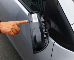 スパナのようなものでたたかれ、壊された車のサイドミラー(提供)