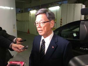 相次ぐ米軍機の事故に「米軍全体がクレイジーだ」と憤る翁長雄志知事=24日午前7時15分ごろ、那覇空港
