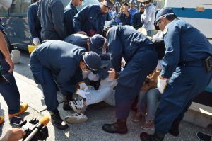 新基地建設に反対し、座り込む市民らを強制排除する機動隊員=1日午前、名護市辺野古の米軍キャンプ・シュワブゲート前
