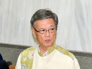 大阪府警の機動隊員が差別的な暴言を吐いた問題について記者の質問に答える沖縄県の翁長雄志知事