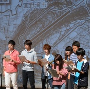 米軍基地の問題を朗読劇で表現する琉球大学の学生ら=3日、那覇市・男女共同参画センターてぃるる