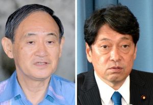 菅官房長官(左)と小野寺防衛相