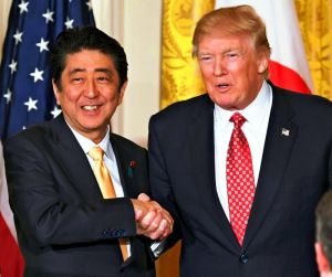 共同記者会見を終え、握手する安倍首相(左)とトランプ米大統領=10日、ワシントンのホワイトハウス