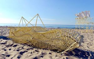 テオ・ヤンセンさんが造る「ストランドビースト」(浜の生き物)=2016年9月、オランダ(戌亥近江さん提供)