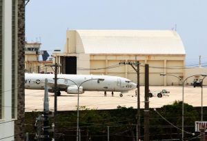 旧海軍駐機場に駐機するP8A対潜哨戒機=20日午後1時ごろ、米軍嘉手納基地(読者提供)