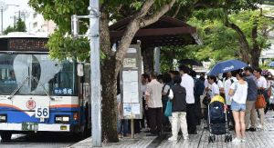 台風18号接近で午前11時の運休前に急いでバスに乗り込む人たち=3日午前10時37分、那覇市久茂地