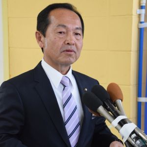 報道陣の質問に答える渡具知武豊市長=23日、名護市役所