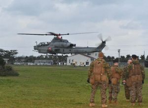 不時着した一般廃棄物最終処分場敷地内から離陸する米軍のAH1Z攻撃ヘリ=9日午前7時21分、読谷村儀間