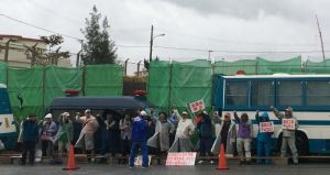 今年初めての座り込みで、新基地建設阻止を誓う市民ら=5日午前9時ごろ、名護市辺野古、米軍キャンプ・シュワブゲート前