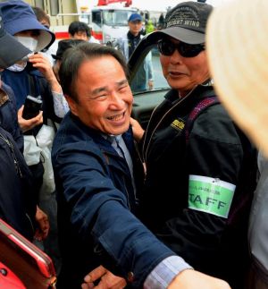 あいさつを終えて集会参加者と握手を交わす山城博治さん