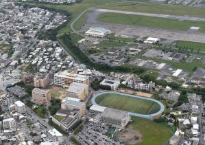 沖縄国際大(写真下)や住宅に隣接する米軍普天間飛行場
