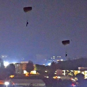米軍嘉手納基地で夜間にパラシュートで降下する米兵=5月10日午後8時3分、嘉手納町役場から(金城健太撮影)