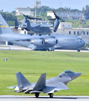 嘉手納基地を離陸する米空軍CV22オスプレイ(上)。下はタッチアンドゴーを繰り返すF22最新鋭ステルス戦闘機=5日午前9時21分(下地広也撮影)