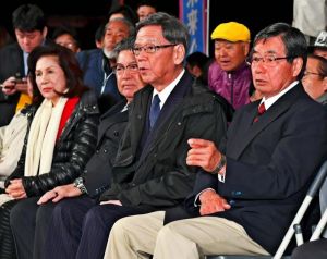 渡具知武豊氏当確の速報に驚く稲嶺進氏(右)と翁長雄志知事(右から2人目)ら=4日午後10時28分、名護市大中の選挙事務所(渡辺奈々撮影)