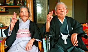 共に101歳。今年で結婚81周年の入嵩西清佐さん(右)、秀さん夫妻=1日、石垣市新川(孫の入嵩西由美子さん撮影)