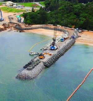 K9護岸建設現場で進められる消波ブロックの設置作業=6月30日午後2時41分、名護市辺野古(小型無人機から)