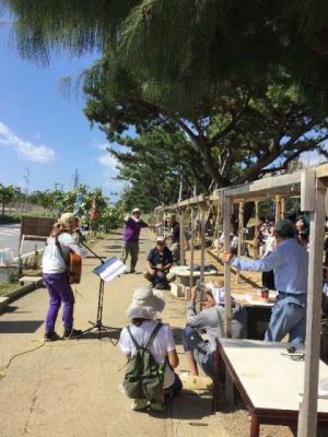 辺野古の新基地建設に抗議する市民らの集会=26日午前、名護市辺野古の米軍キャンプ・シュワブゲート前