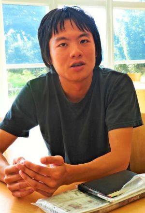 「日本と中国は経済だけではなく、文化的な交流が必要」と話す丁鼎さん=14日、琉球大学
