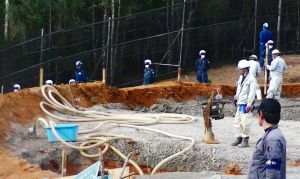 ヘリパッドH地区の路盤工事で、ホースを使い土中から水を取り出す作業が確認された=3日午後、国頭村安波(提供)