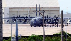 エンジンをかけた状態で、旧海軍駐機場を使うMC130特殊作戦機=5日正午ごろ、米軍嘉手納基地(読者提供)