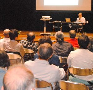 ジョン・ミッチェル氏が講演した「返還軍用地の環境汚染を考える会」=読谷村文化センター