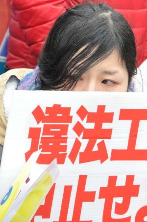 機動隊による強制排除に涙を浮かべる座り込みの女性=5日正午ごろ、名護市辺野古の米軍キャンプ・シュワブゲート前