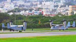 機銃にトラブルがあったとみられ緊急着陸した米軍普天間飛行場所属のMV22オスプレイ(左)と、点検・修理のために普天間飛行場から立ち寄った同型機(右)=14日午後、米軍嘉手納基地(読者提供)