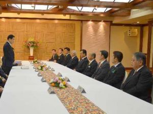 朝食会の冒頭、県内の9市長らにあいさつする岸田文雄外相(左)=26日午前、那覇市内のホテル