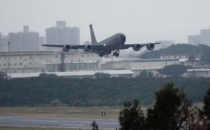 米軍普天間飛行場で旋回を繰り返した嘉手納基地所属のKC135空中給油機=4日午前11時50分ごろ、宜野湾市(同市提供)