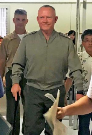 会談を終え県庁を出るニコルソン四軍調整官(中央)とクラーク米海兵隊政務外交部長(奥)=27日午後