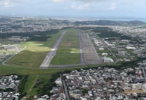 市街地の真ん中に位置し危険性が指摘されている米軍普天間飛行場