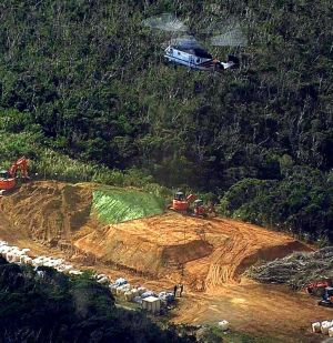 民間ヘリで資材が搬入され工事が進むヘリパット=14日、東村(琉球朝日放送提供)