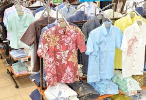 (資料写真)色鮮やかなかりゆしウェアが並ぶ沖縄県内の服飾売り場