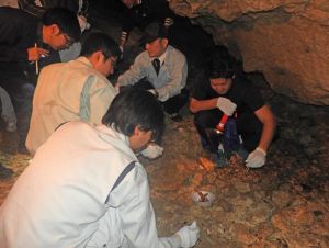 荒らされた遺品などを集める読谷村職員労働組合の青年部メンバー=24日、読谷村波平