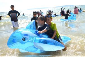 <div class="caption">「具志川ビーチまつり」で楽しむ来場者=7月15日、うるま市</div><div class="caption"> </div>