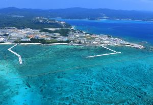 護岸建設が進む名護市辺野古のキャンプ・シュワブと沿岸海域=2018年4月20日