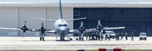 米軍嘉手納基地に飛来したカナダ空軍の哨戒機。機体から降りる乗組員の様子が目撃された=28日午前11時すぎ、米軍嘉手納基地(読者提供)